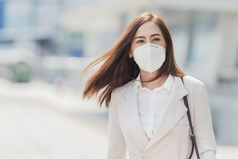 ผู้หญิงสวมหน้ากากอนามัยป้องกัน ฝุ่น PM 2.5