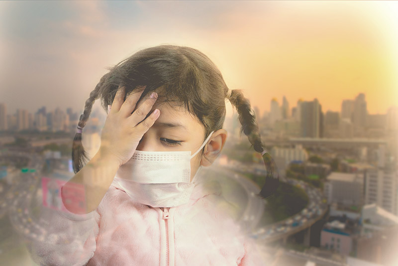 เด็กสวมหน้ากากอนามัยป้องกัน ฝุ่น PM 2.5 ในเมือง
