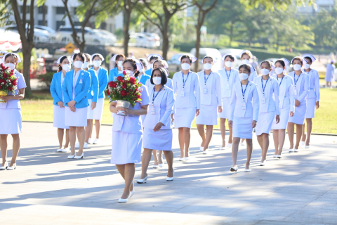 คุณเหรียญทอง วงษ์สุดตา ผู้อำนวยการฝ่ายการพยาบาล นำคณะพยาบาล