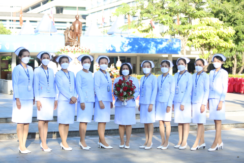 คุณเหรียญทอง วงษ์สุดตา ผู้อำนวยการฝ่ายการพยาบาล นำคณะพยาบาล