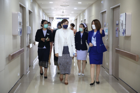 คุณลินดา จุลมนตรี ผู้อำนวยการโรงพยาบาลนานาชาติสะหวันนะเขต