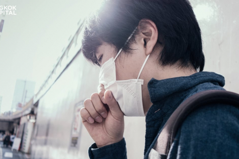 ผู้ชายสวมหน้ากากอนามัยป้องกัน ฝุ่น PM 2.5 ในเมือง