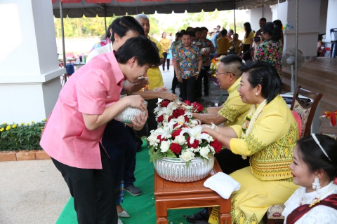 รดน้ำดำหัวผู้ว่าฯจังหวัดขอนแก่น เนื่องในวันสงกรานต์